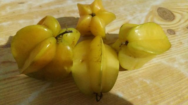 Carambola/star fruit, health benefits, And risk